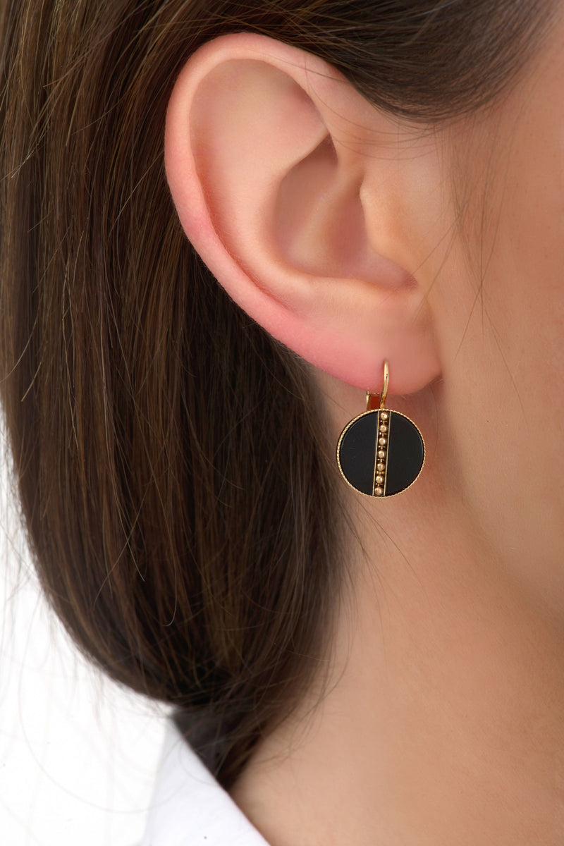 Hawaii Elegant Mother-Of-Pearl And Metal Sleeper Earrings in Black