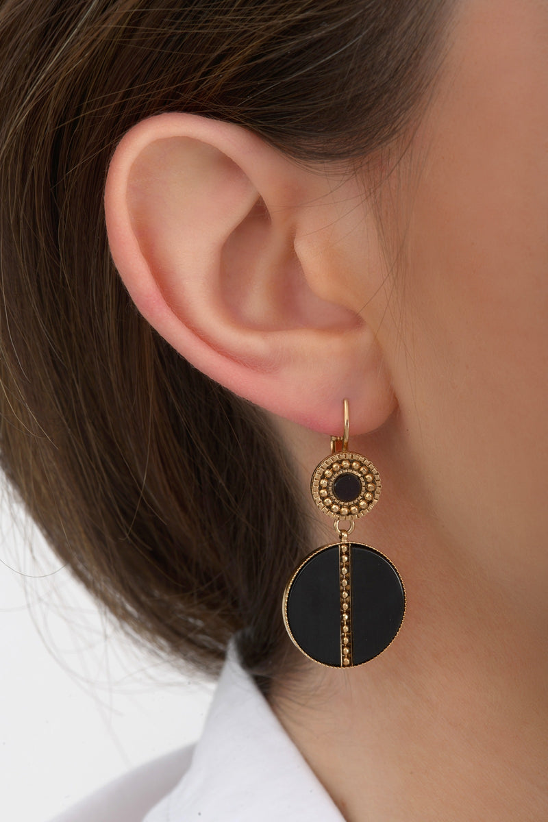 Hawaii Mysterious Mother-Of-Pearl And Metal Sleeper Earrings in Black