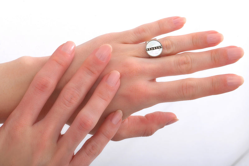 Hawaii Feminine Mother-Of-Pearl And Metal Adjustable Ring in White
