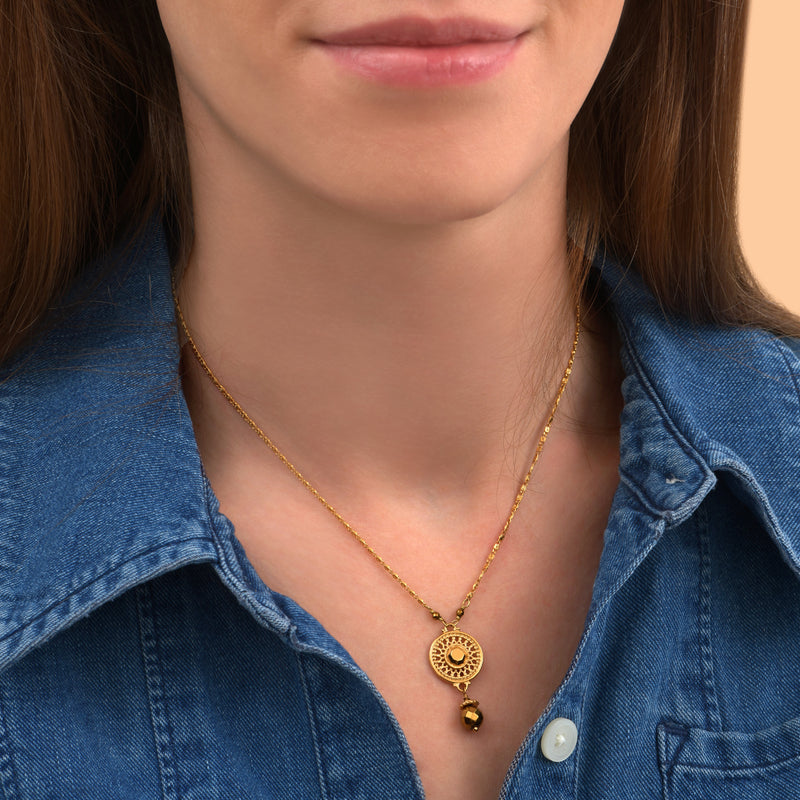 Noor Chic Metal Haematite Adjustable Pendant Necklace in Gold